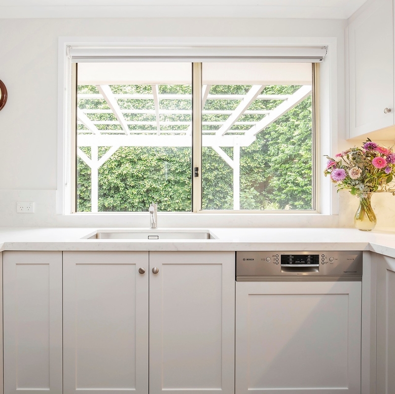 Lemari Dapur Lacquer Pengocok Putih Berbentuk U 18mm HMR Core MDF