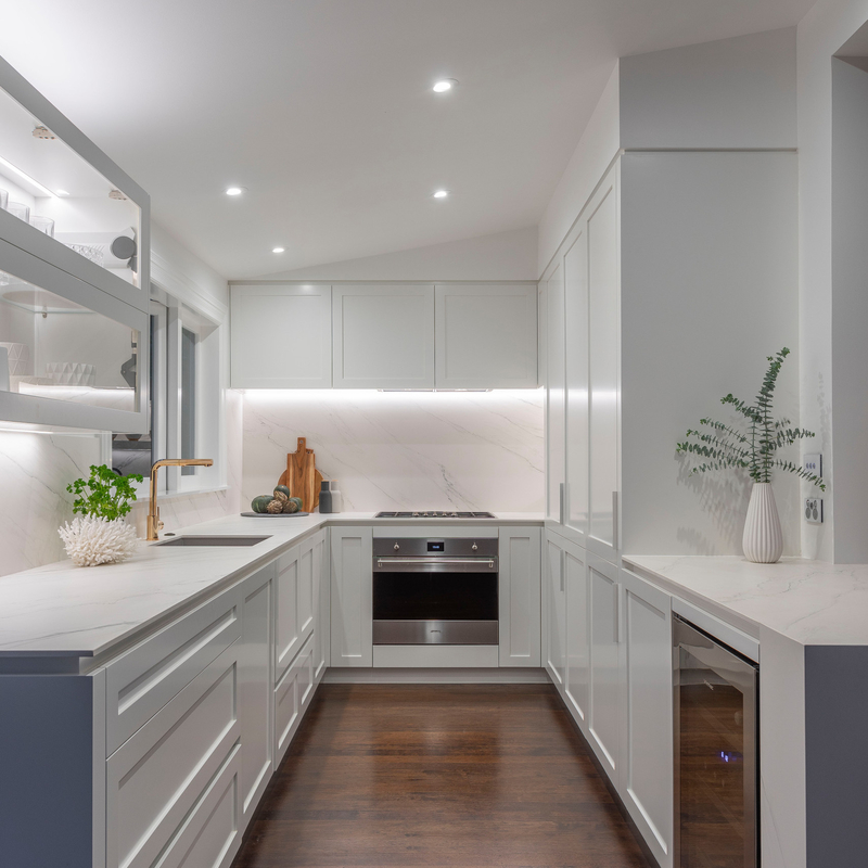 Shaker Style Prefab U Shape Design White Lacquer Modern Kitchen Cupboard Set For Apartment
