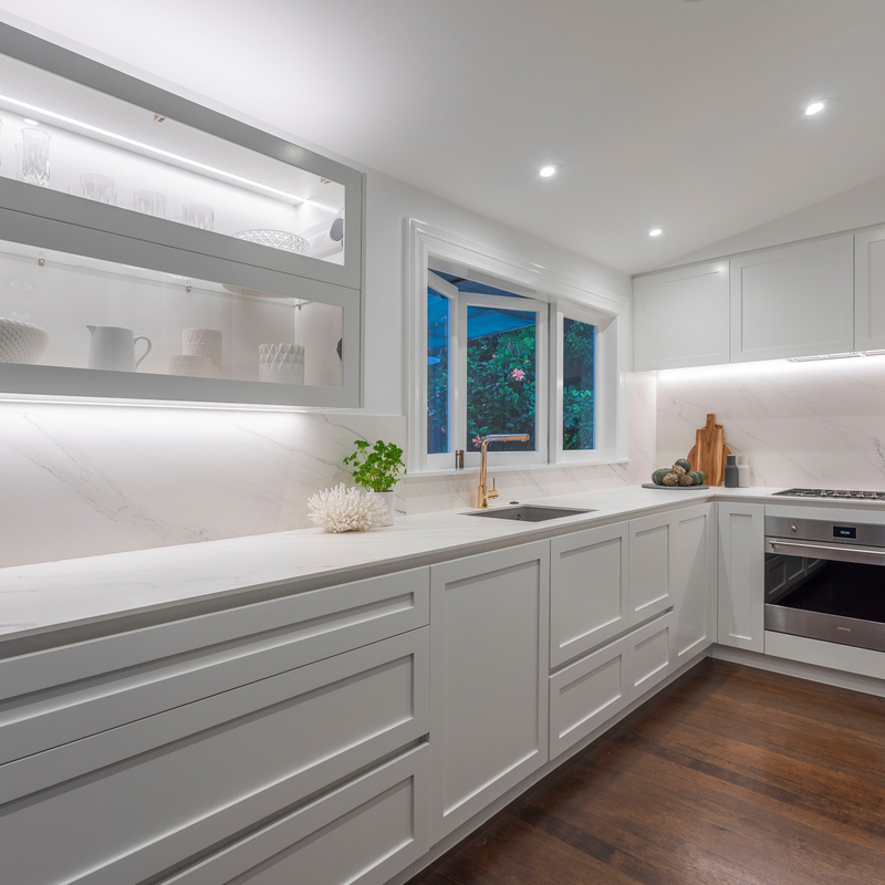 Shaker Style Prefab U Shape Design White Lacquer Modern Kitchen Cupboard Set For Apartment