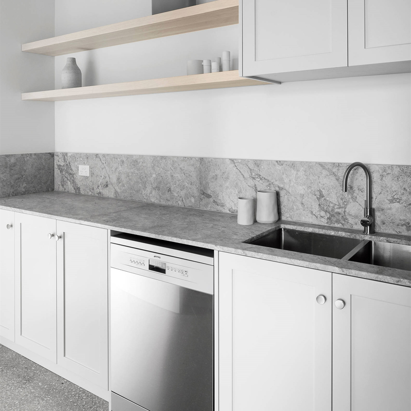 Lemari Penyimpanan Ruang Binatu Kustom Dengan Wastafel Abu-abu Muda Shaker Kamar Mandi Modern Vanity