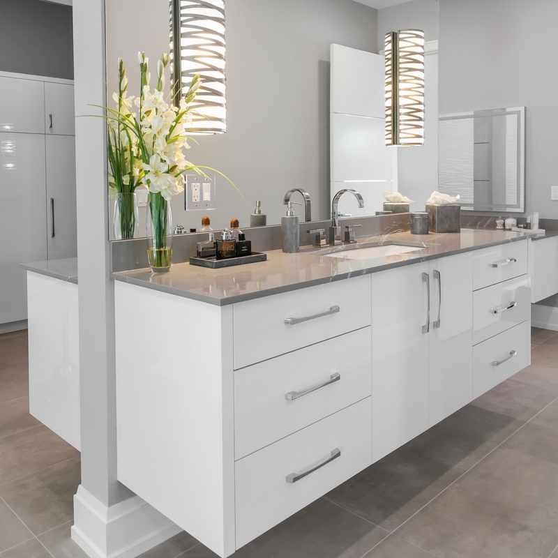 Lukisan Lacquer Keramik Baskom Kamar Mandi Vanity Dengan Cermin Dinding Terpasang Putih Polos High Gloss