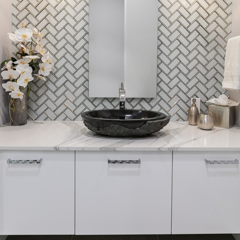Lukisan Lacquer Keramik Baskom Kamar Mandi Vanity Dengan Cermin Dinding Terpasang Putih Polos High Gloss