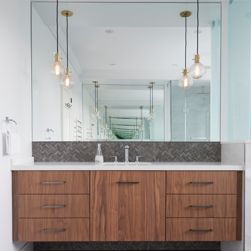 Kamar Mandi Cermin Persegi Panjang Set Kayu Butir Kayu Veneer Kamar Mandi Mewah Modern Vanity Dengan Wastafel