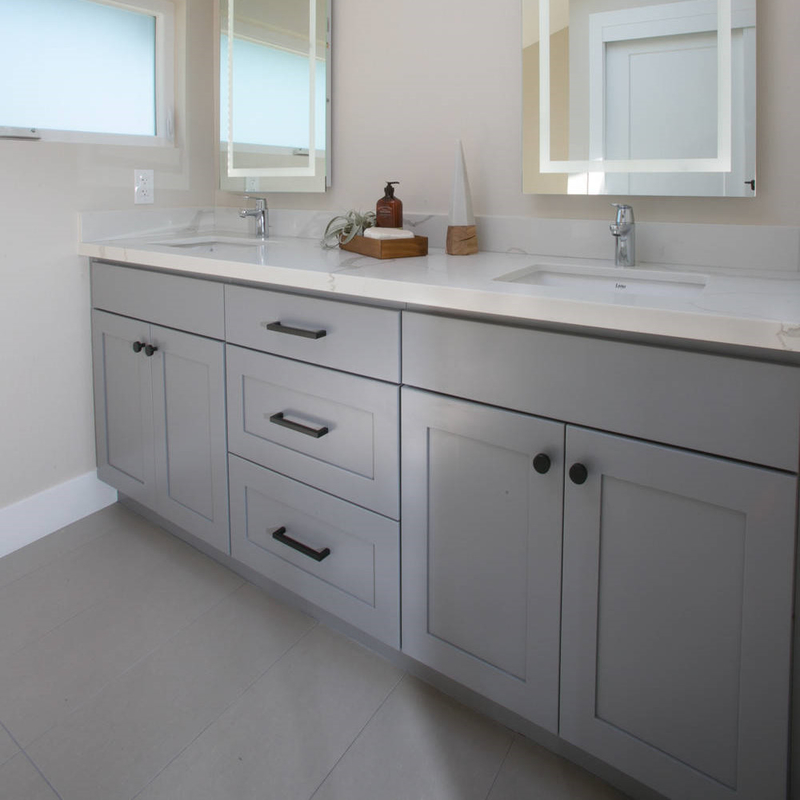 Lantai Kayu Mounted Lacquer Kamar Mandi Vanity Unit Shaker Abu-abu Muda Cermin Ganda 72 Inch