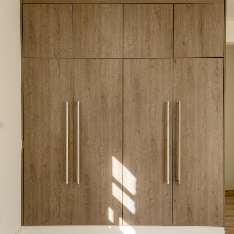 Lemari Pintu Ayun Kayu Butir Melamin Dilengkapi Cermin Dengan Pegangan Stainless Steel