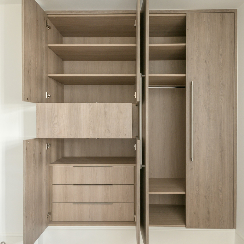 Lemari Pintu Ayun Kayu Butir Melamin Dilengkapi Cermin Dengan Pegangan Stainless Steel