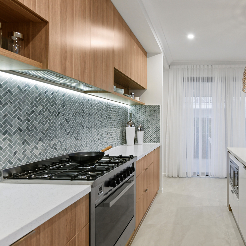 Unit Kabinet Dapur Melamin Kombinasi Multi Warna Tekstur Kayu Putih