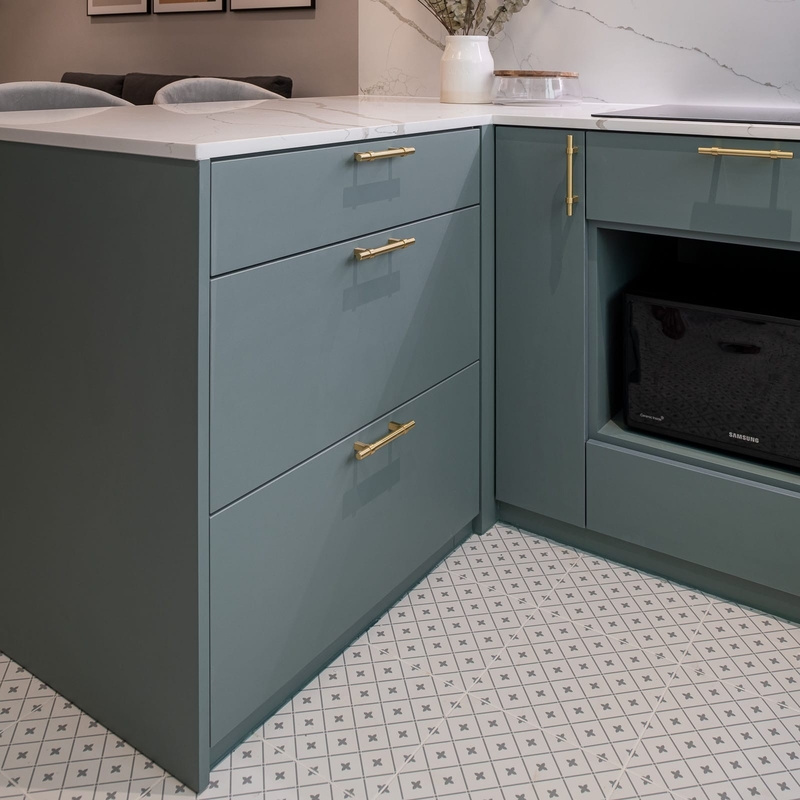 Lemari Penyimpanan Pernis Abu-abu Dan Biru Gagang Logam Set Kecil Dengan Lemari Dapur Wastafel