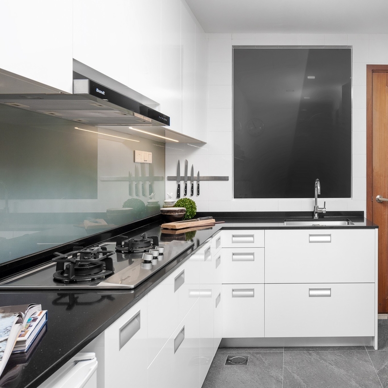 Lemari Dapur PVC Putih Gloss Tinggi Disesuaikan Terbuat Dari Panel Pintu MDF Tahan Air