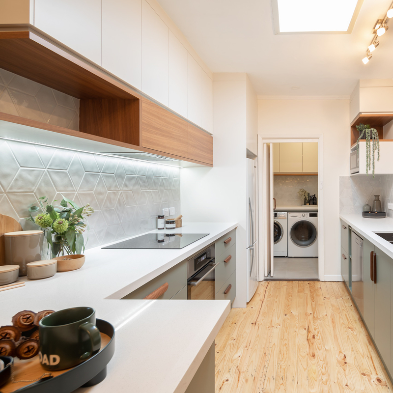 Kabinet Lantai Dapur Lacquer Warna Celadon Bergaya Dengan Kabinet Dinding Tekstur Kayu