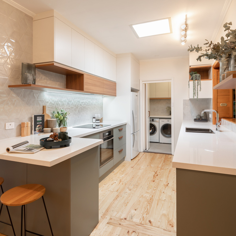 Kabinet Lantai Dapur Lacquer Warna Celadon Bergaya Dengan Kabinet Dinding Tekstur Kayu