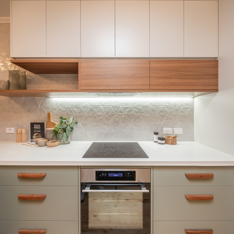 Kabinet Lantai Dapur Lacquer Warna Celadon Bergaya Dengan Kabinet Dinding Tekstur Kayu