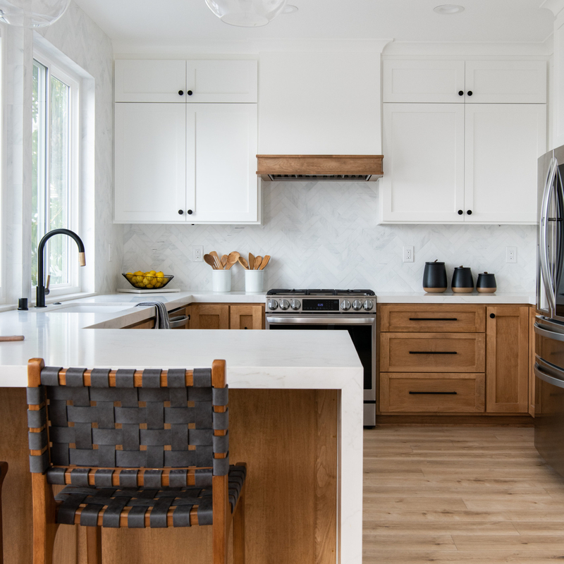 White Shaker Wall Hanging Kitchen Cabinets Dengan Countertops Kuarsa Engsel Dekat Lembut Kayu Solid