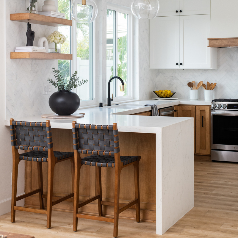 White Shaker Wall Hanging Kitchen Cabinets Dengan Countertops Kuarsa Engsel Dekat Lembut Kayu Solid
