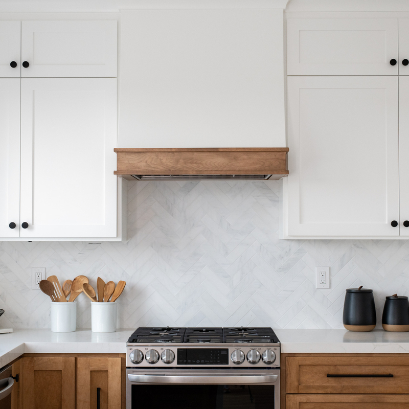 White Shaker Wall Hanging Kitchen Cabinets Dengan Countertops Kuarsa Engsel Dekat Lembut Kayu Solid