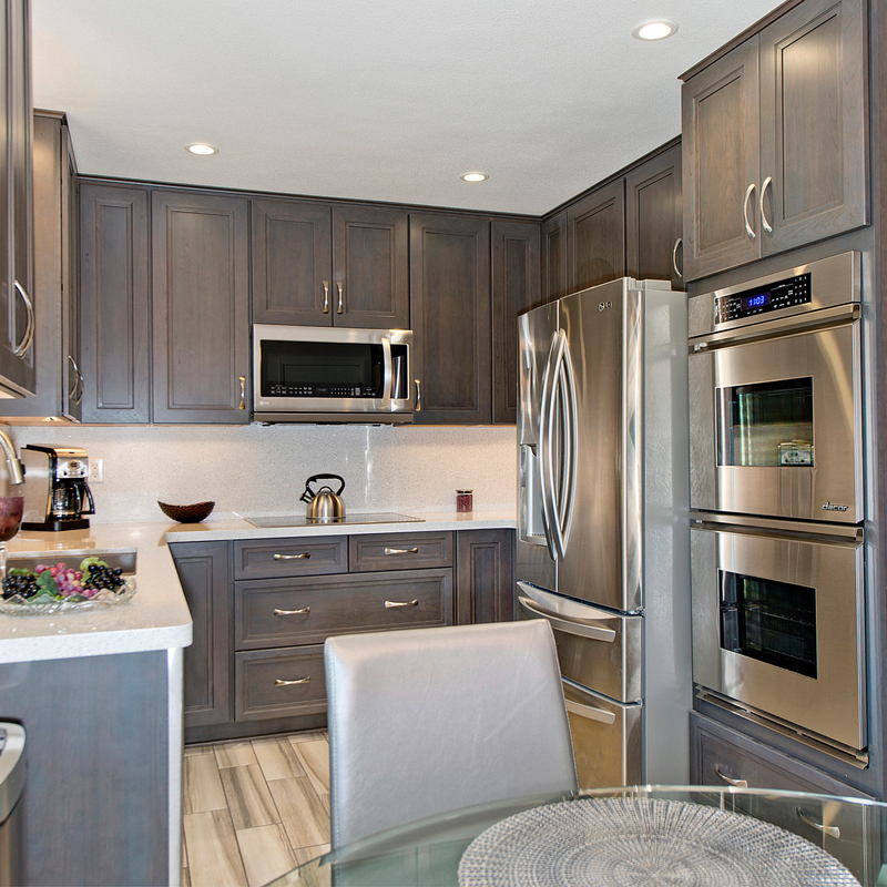 Lemari Dapur Pernis Mewah Custom Lengkap Warna Kayu Walnut Klasik