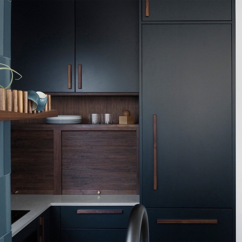 Desain Modern Hotel Menghemat Ruang Bentuk U Dapur Kecil Gagang Kayu Lemari Selesai Pernis Matte Biru Tua