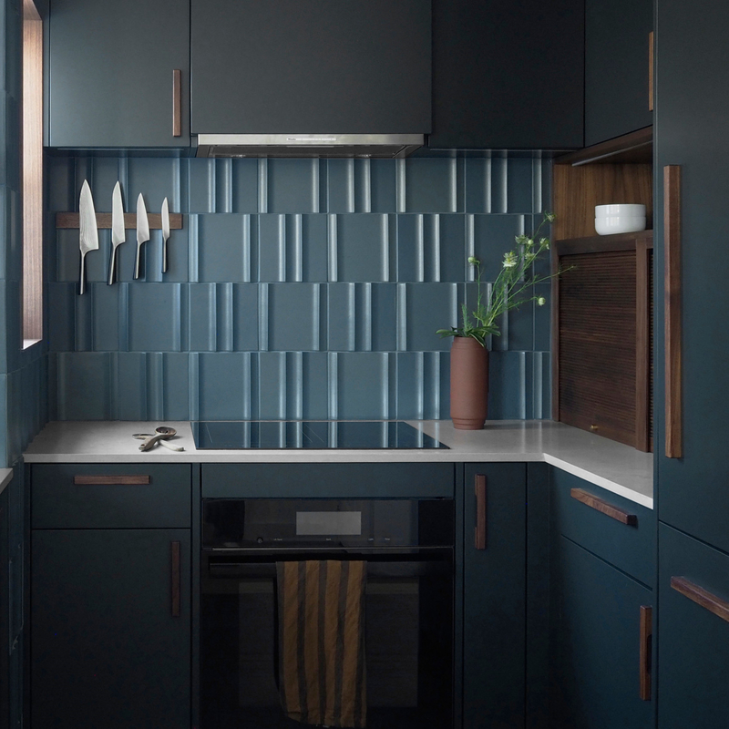 Desain Modern Hotel Menghemat Ruang Bentuk U Dapur Kecil Gagang Kayu Lemari Selesai Pernis Matte Biru Tua