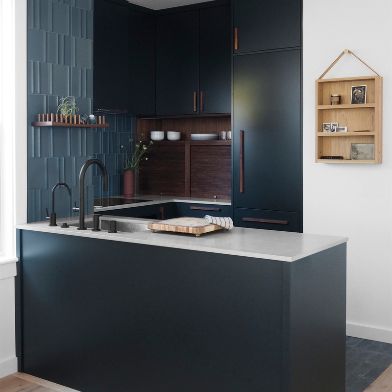 Desain Modern Hotel Menghemat Ruang Bentuk U Dapur Kecil Gagang Kayu Lemari Selesai Pernis Matte Biru Tua