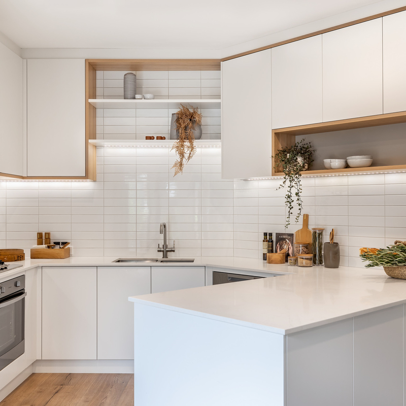 Lemari Dapur Modular Kecil Melamin Putih Matte Bentuk U Dengan Desain Tanpa Tangan Untuk Apartemen