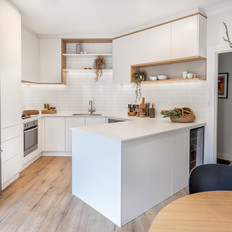 Lemari Dapur Modular Kecil Melamin Putih Matte Bentuk U Dengan Desain Tanpa Tangan Untuk Apartemen