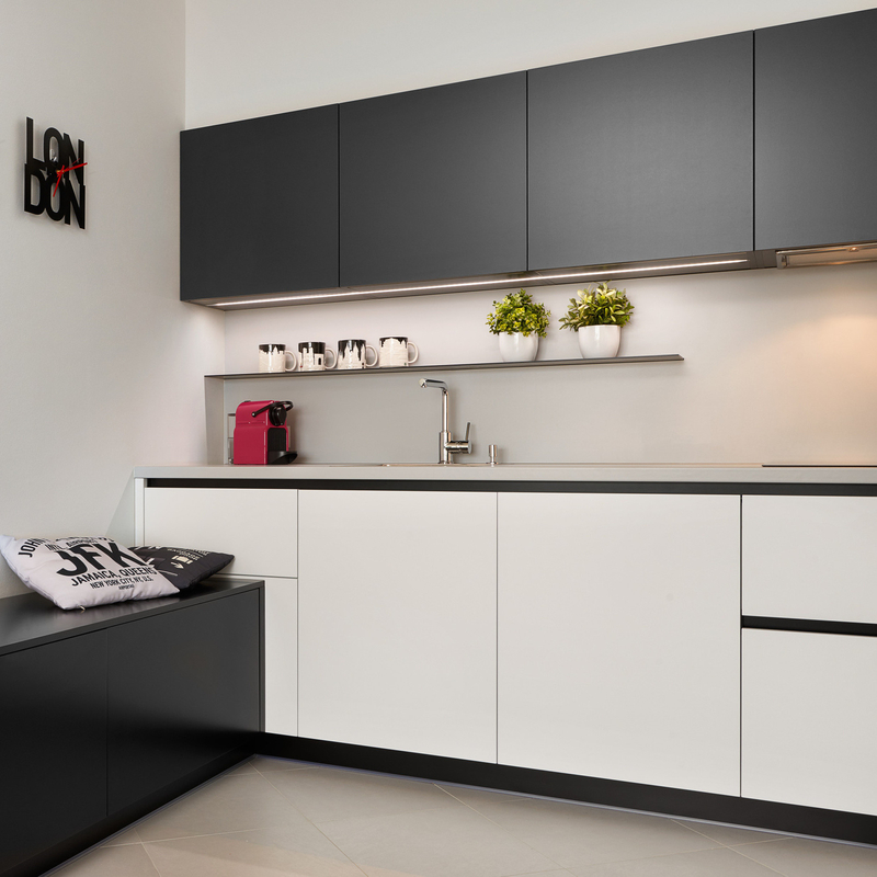 Siap untuk dirakit Perabot dapur kecil Lemari dinding Papan hitam dan putih Lemari dapur Desain sederhana
