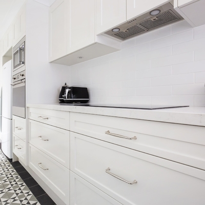 Perabot Dapur Pernis Modular Mengatur Pintu Pengocok Putih Dengan Gagang Pulau Perak