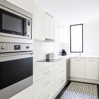 Perabot Dapur Pernis Modular Mengatur Pintu Pengocok Putih Dengan Gagang Pulau Perak